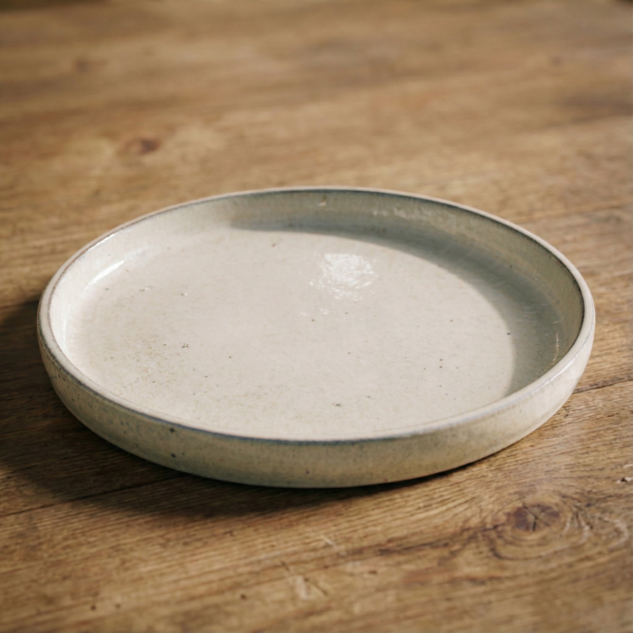 Handgemaakte crèmekleurige schotel van 21 cm in geglazuurd terracotta