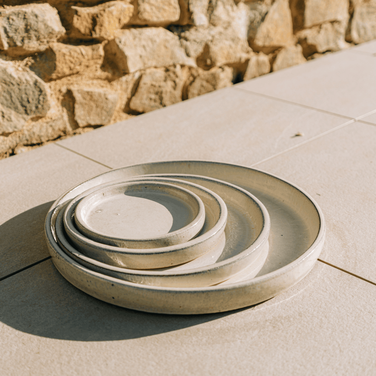 28 cm White saucer, several stacked saucers on a terrace