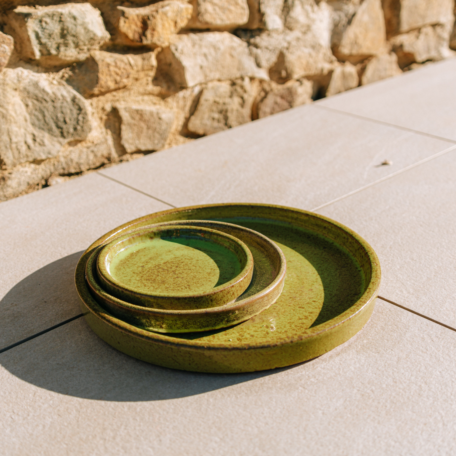 Handgemaakte groene schotel van 21 cm in gelakt terracotta