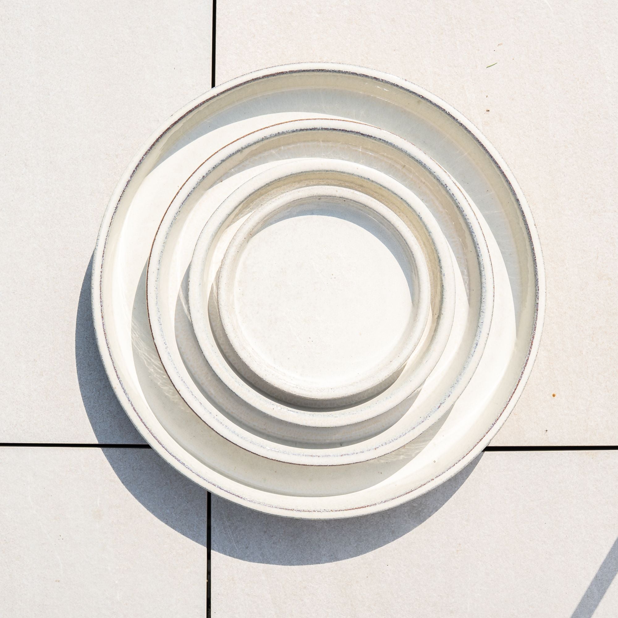 Handgemaakte crèmekleurige schotel van 21 cm in geglazuurd terracotta