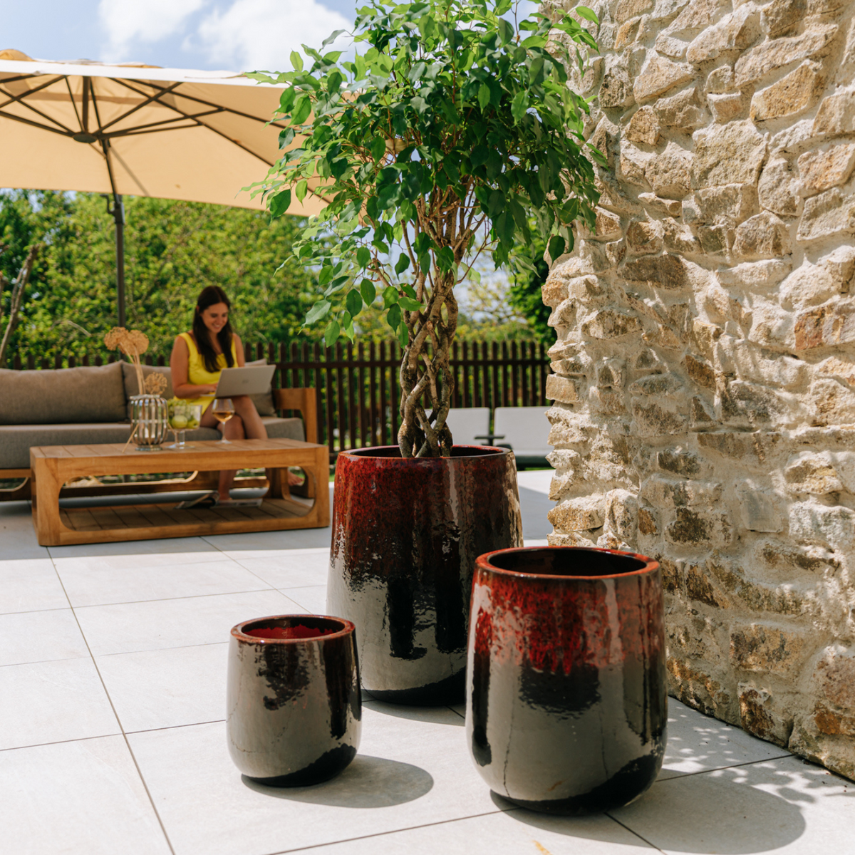 Pot DIANE décoratif 42x49 cm noir et rouge en terre cuite émaillée, trio de pots en terrasse