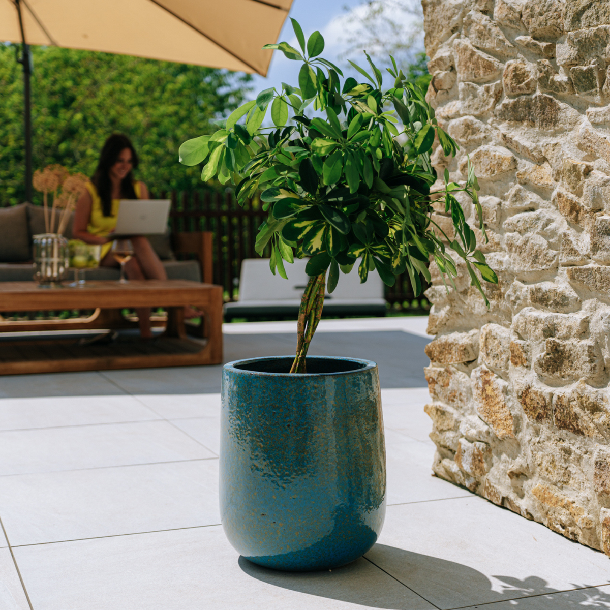 Pot DIANE décoratif 30x35 cm bleu acier en terre cuite émaillée, avec arbuste sur terrasse
