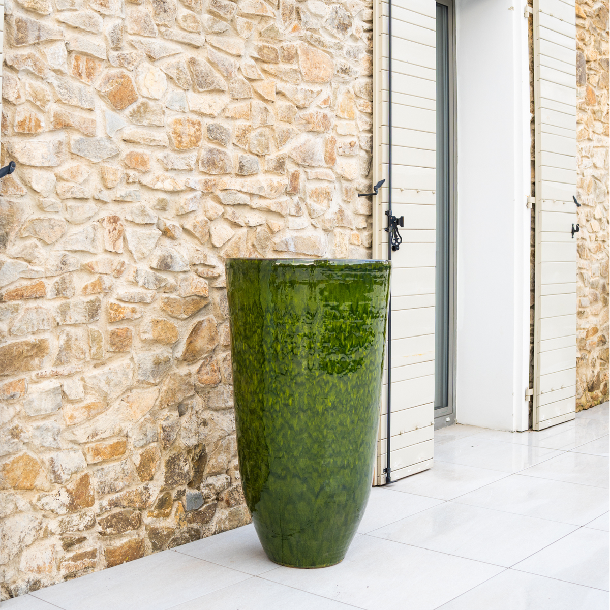 Pot GOLIATH en forme d’amphore 56x105 cm vert jungle en terre cuite émaillée, vue rapprochée sur une terrasse
