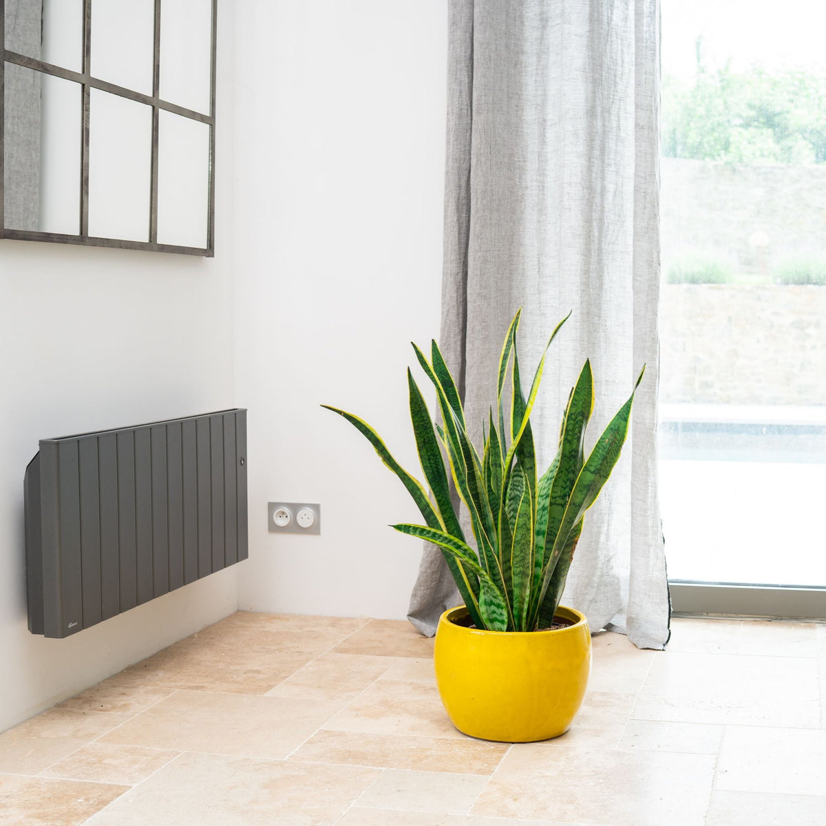 Pot ROMULUS rond 31x23 cm jaune en terre cuite émaillée, avec sansevieria en intérieur