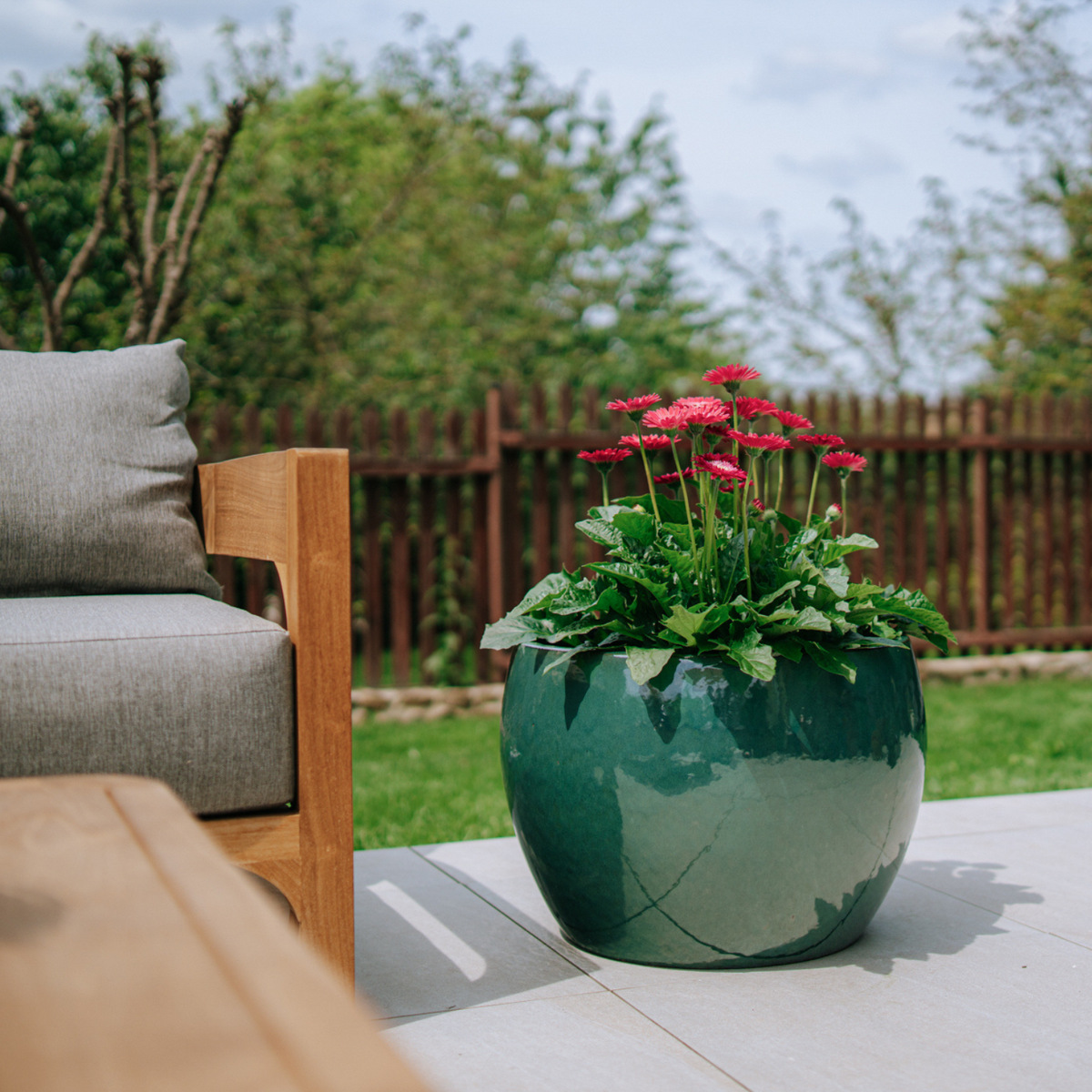 Pot ROMULUS rond 55x38 cm jade en terre cuite émaillée, avec fleurs rouges sur terrasse