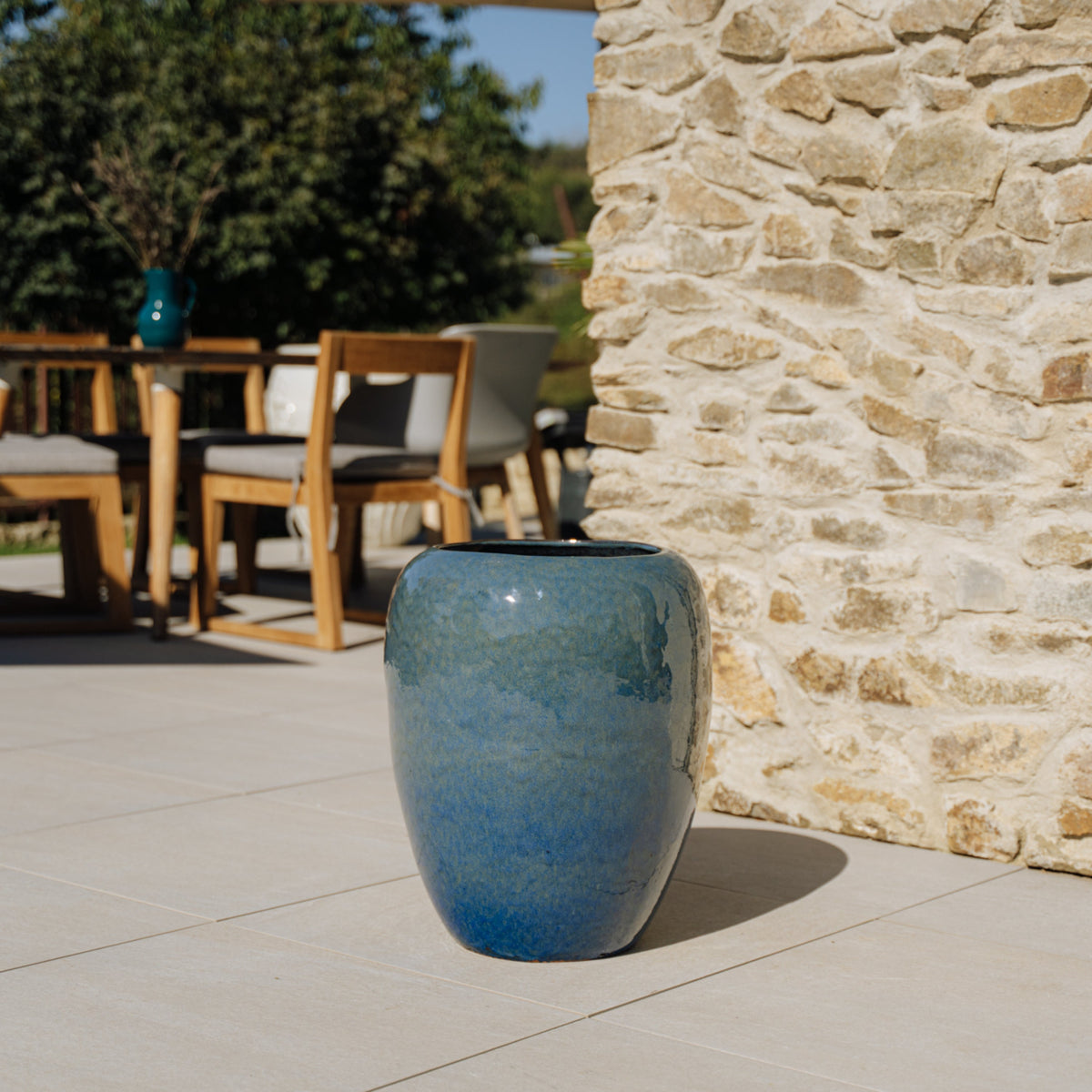 Pot GALILEE décoratif 40x50 cm bleu outremer en terre cuite émaillée, posé sur une terrasse