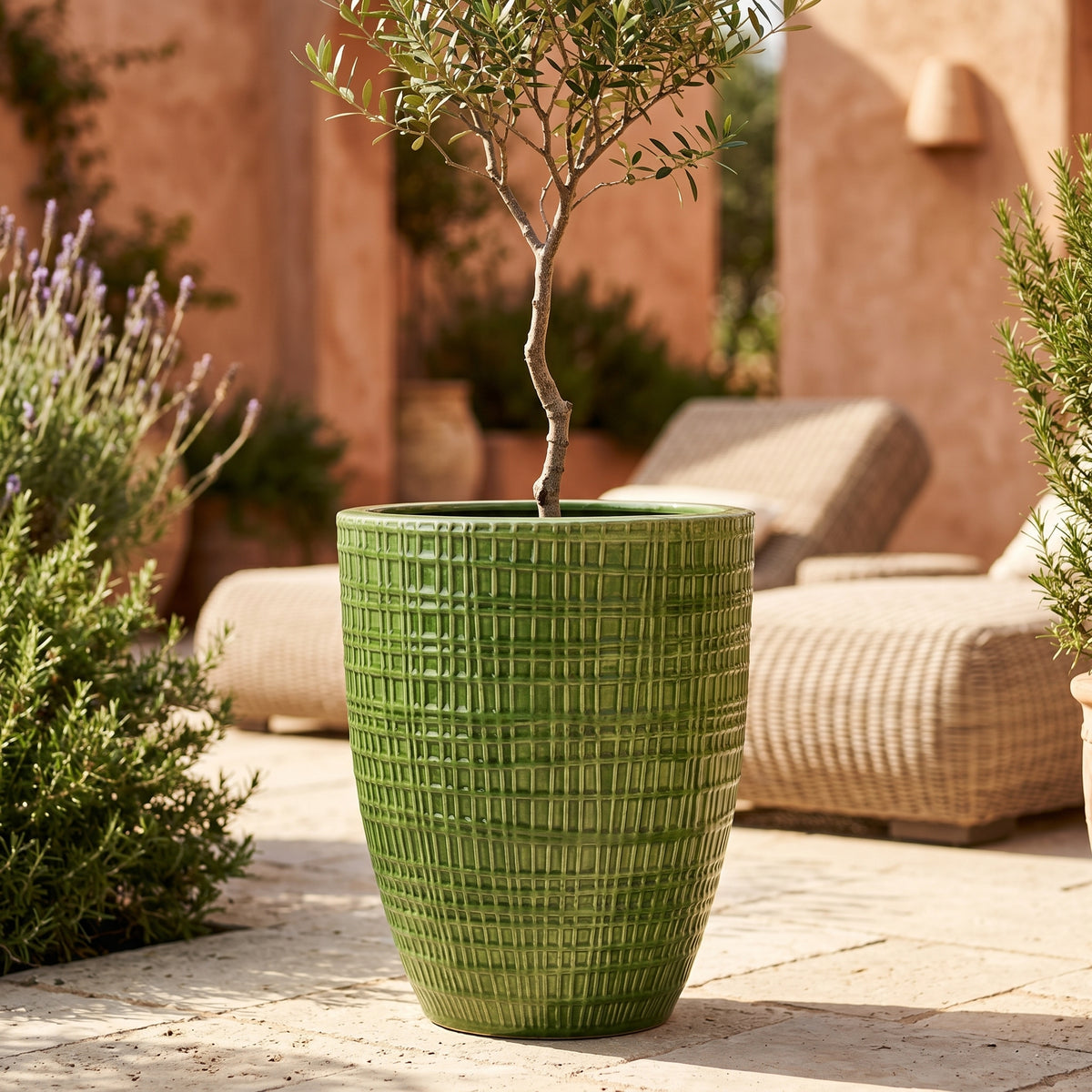 Pot Verne décoratif vert pomme en terre cuite émaillée, avec olivier en terrasse