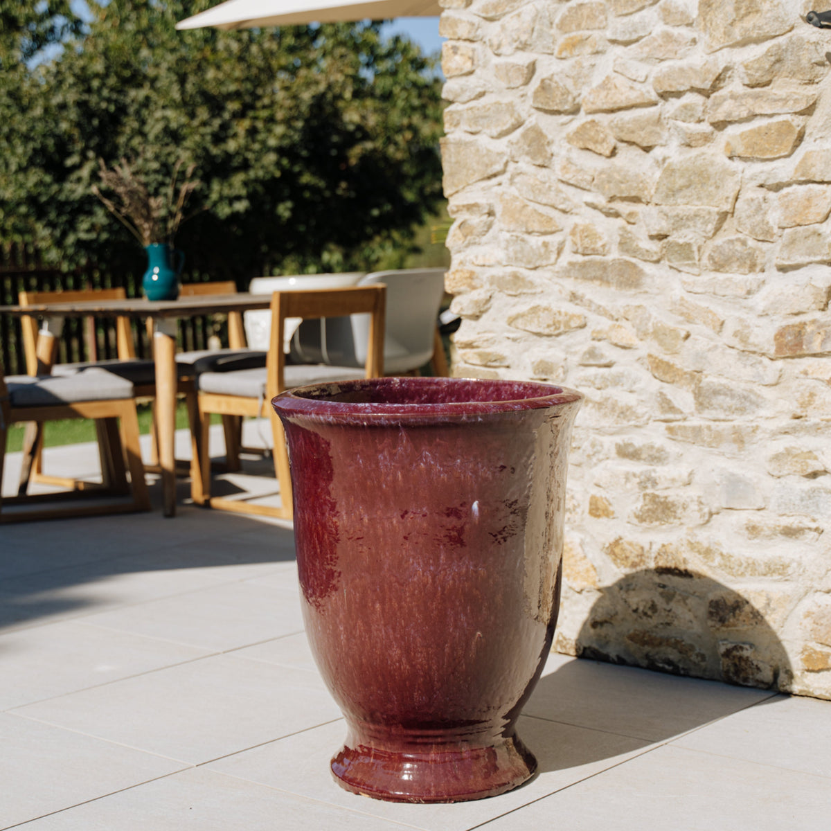 Pot Arthur avec pied 55x69 cm violet clair en terre cuite émaillée, pot vide sur terrasse ensoleillée