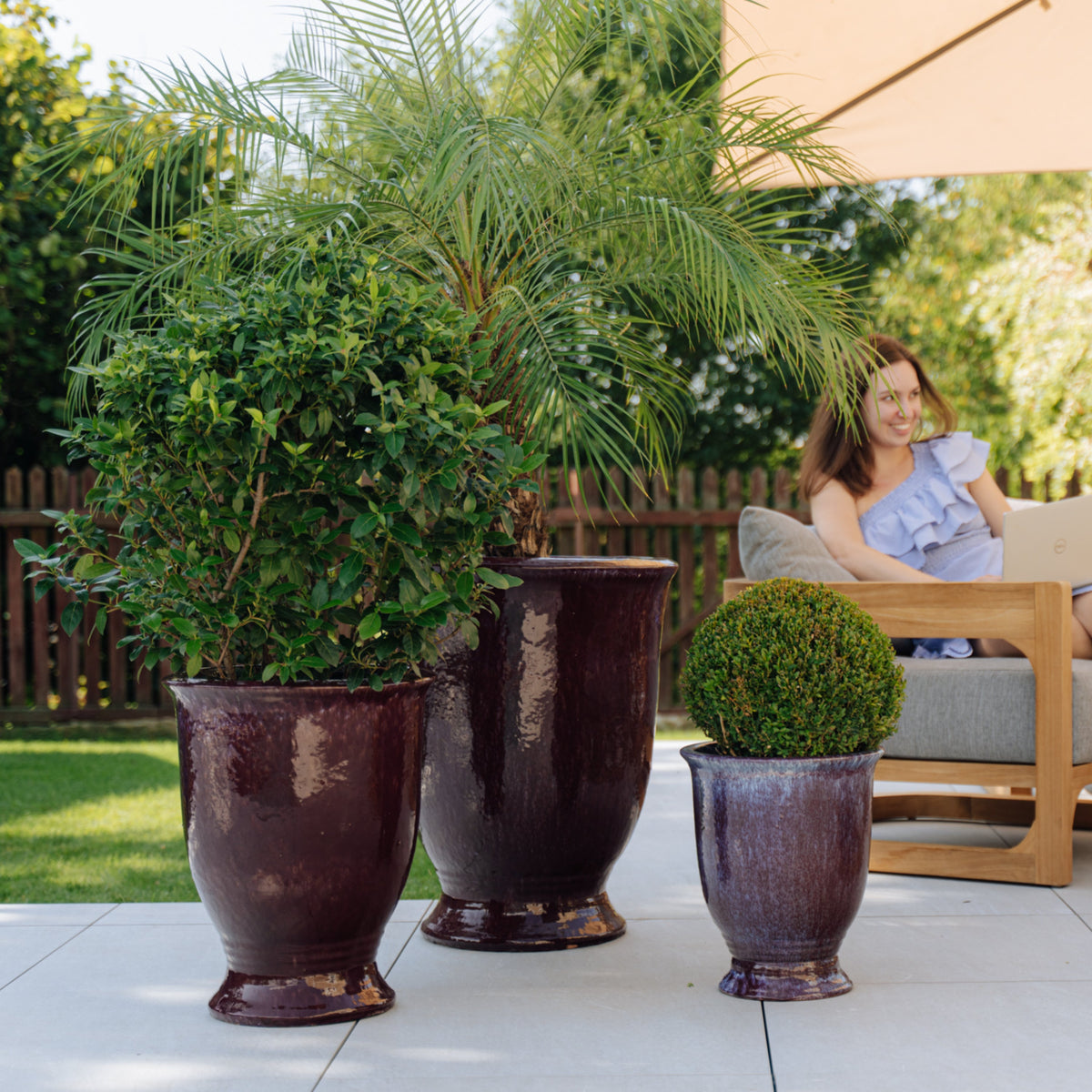 Pot Arthur avec pied violet clair en terre cuite émaillée, trois pots plantés sur terrasse