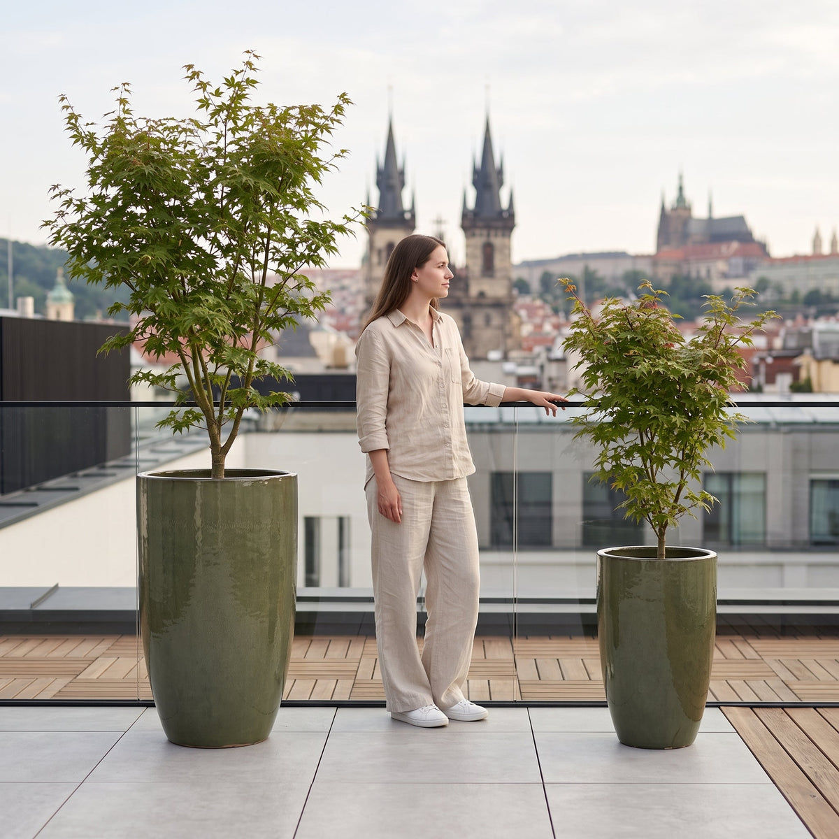 Vaso Eiffel 47x92 cm verde crema in ceramica smaltata, due aceri su una terrazza