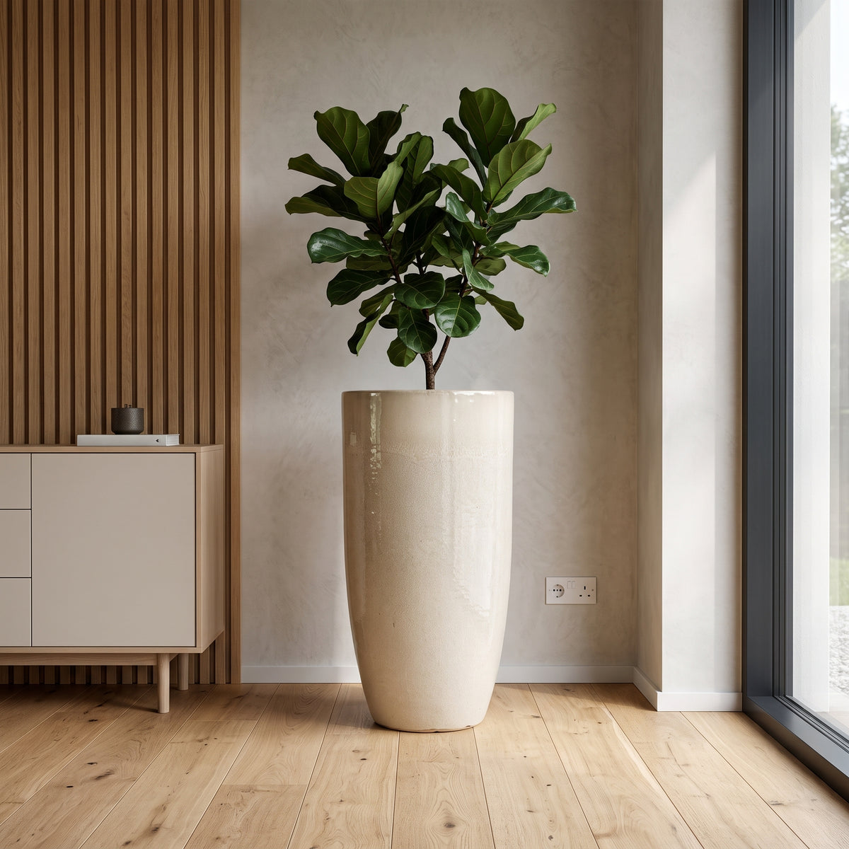 Pot Eiffel 47x92 cm crème en terre cuite émaillée, avec ficus dans un intérieur