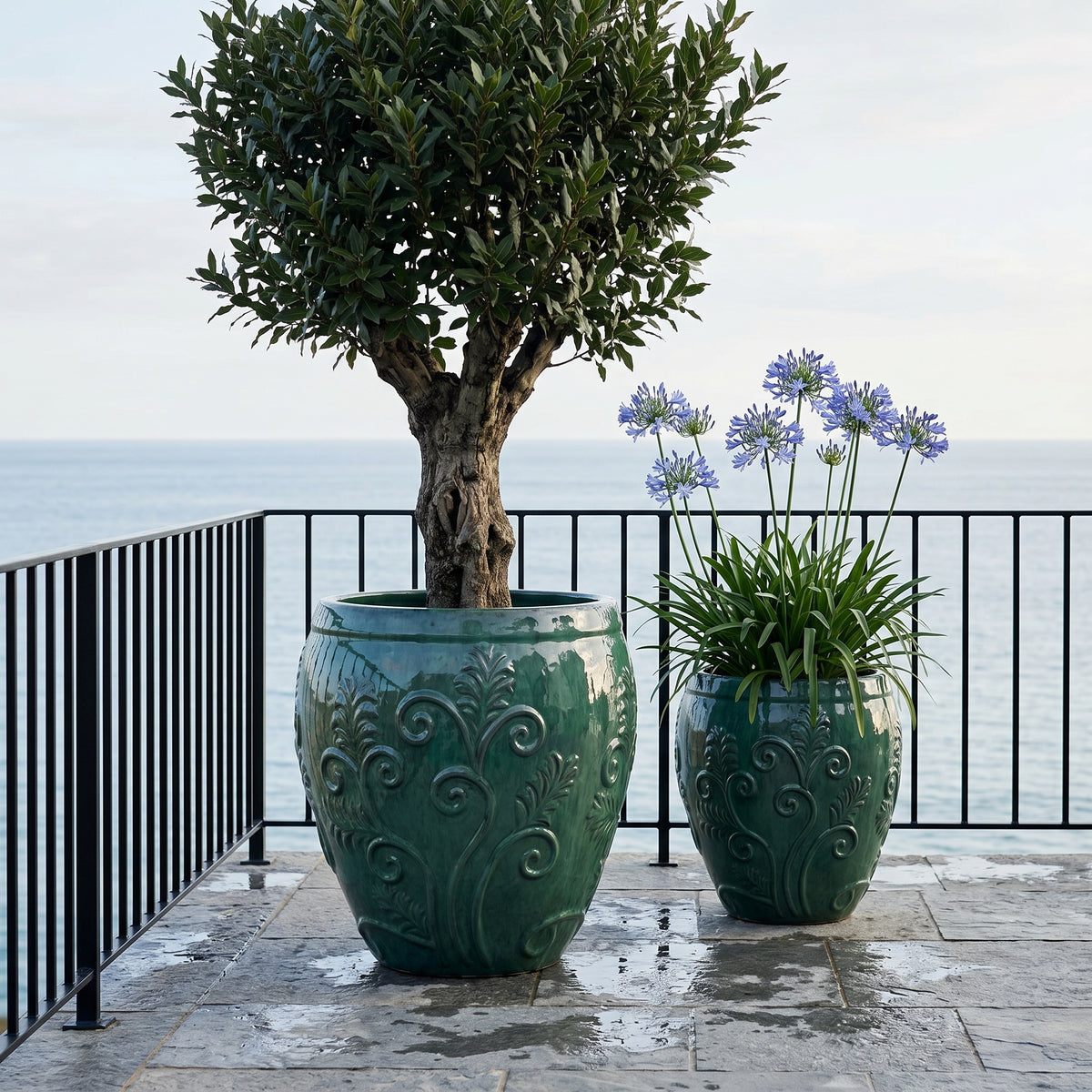 Vaso Gaia 75x78 cm Giada in ceramica smaltata, con albero e fiori di fronte al mare