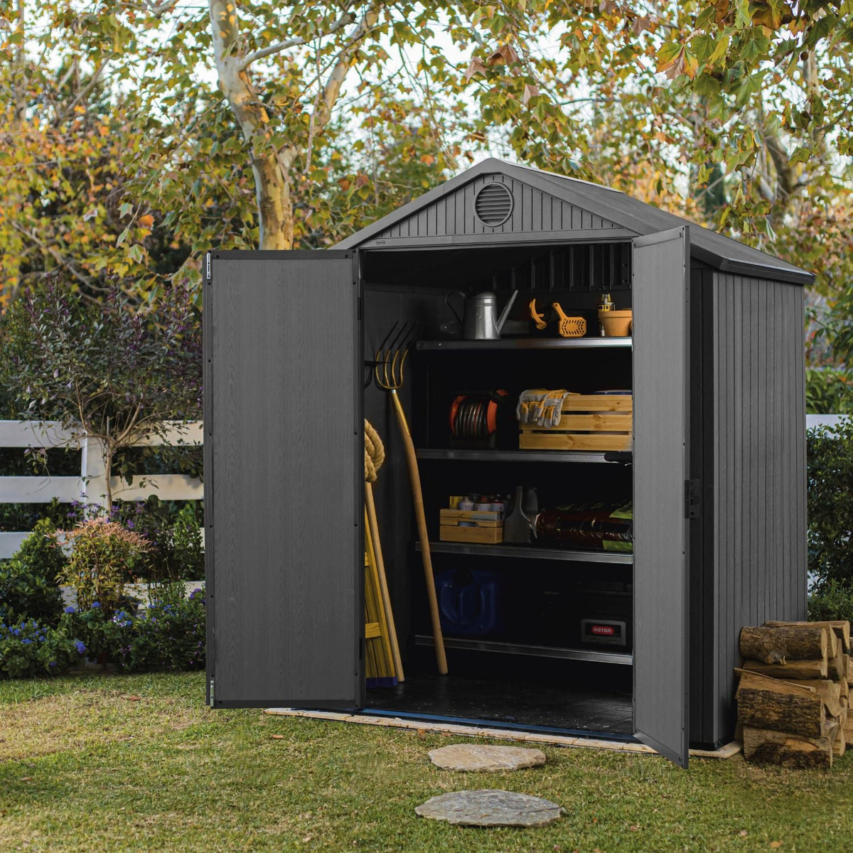 Abri DARWIN 6x4 gris portes ouvertes avec outils et étagères de rangement