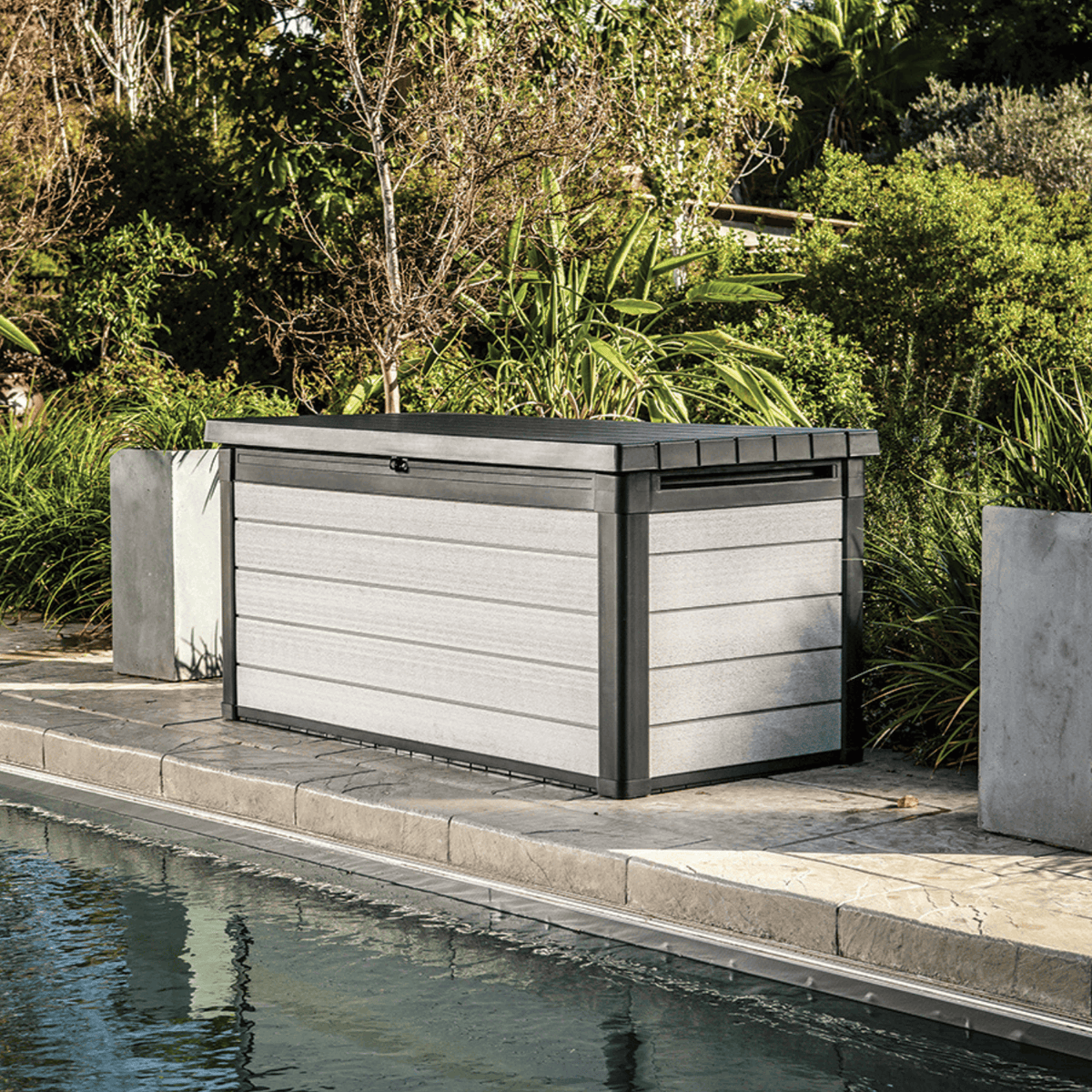 Coffre Denali DuoTech gris fermé installé au bord d'une piscine