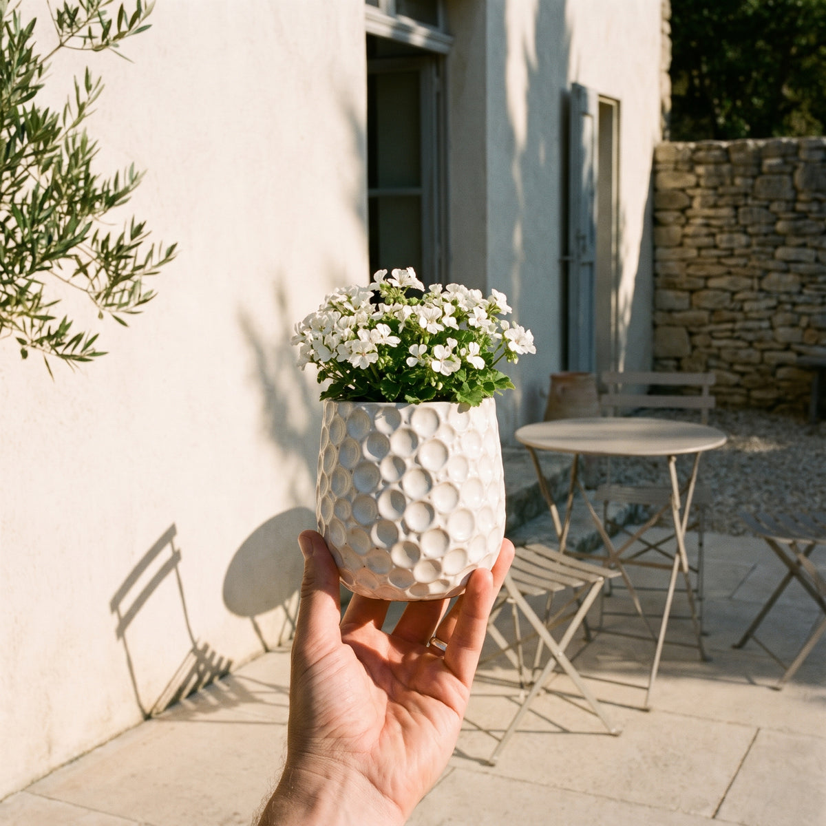 Ronde plantenbak PARISETTE 12x10 cm Wit van geglazuurd keramiek, witte bloemen op het terras