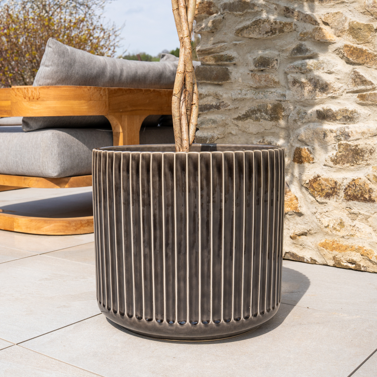 Pot London décoratif noir, avec un arbre sur terrasse