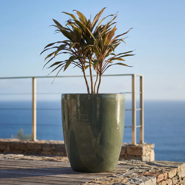 Vaso Mazarin2 Verde crema in ceramica smaltata, con pianta su terrazza di fronte al mare