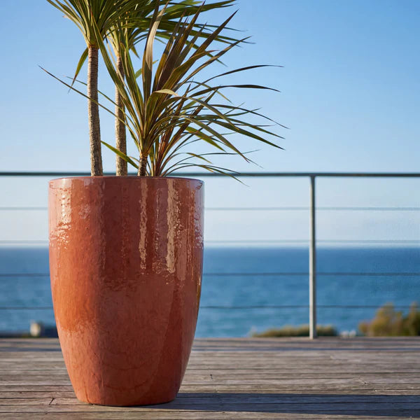Vaso Mazarin2 Aurora in ceramica smaltata, con palma su terrazza di fronte al mare