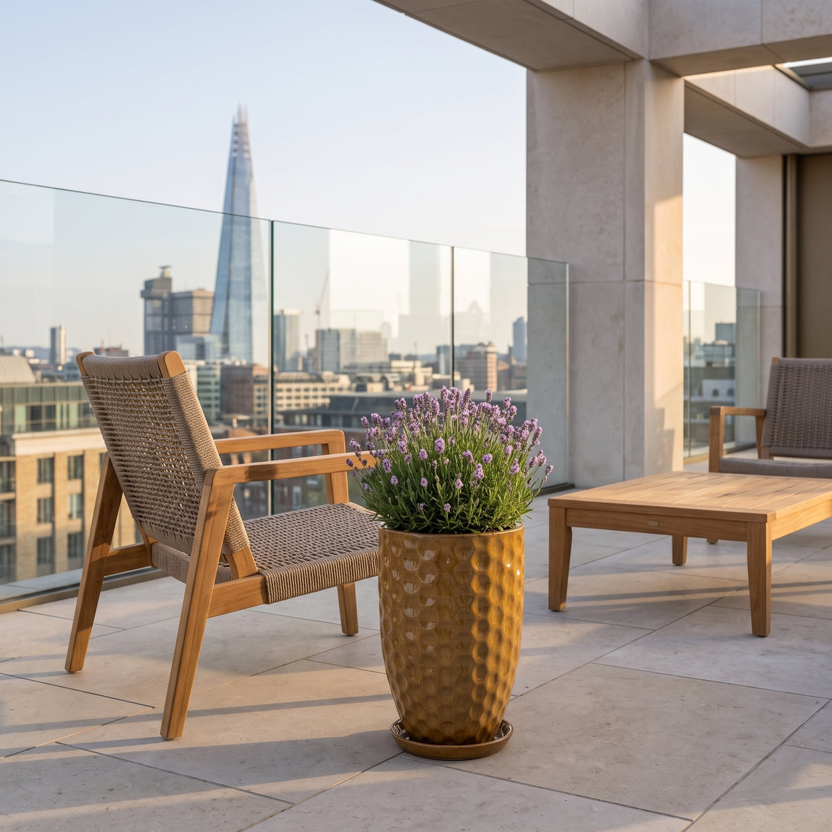 Vaso Merovee 30x45 cm miele ambrato in ceramica smaltata, lavanda su una terrazza urbana