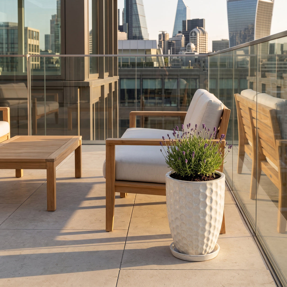 Plantenbak Merovee 30 × 45 cm crème van geglazuurd keramiek, lavendel op een stadsbalkon
