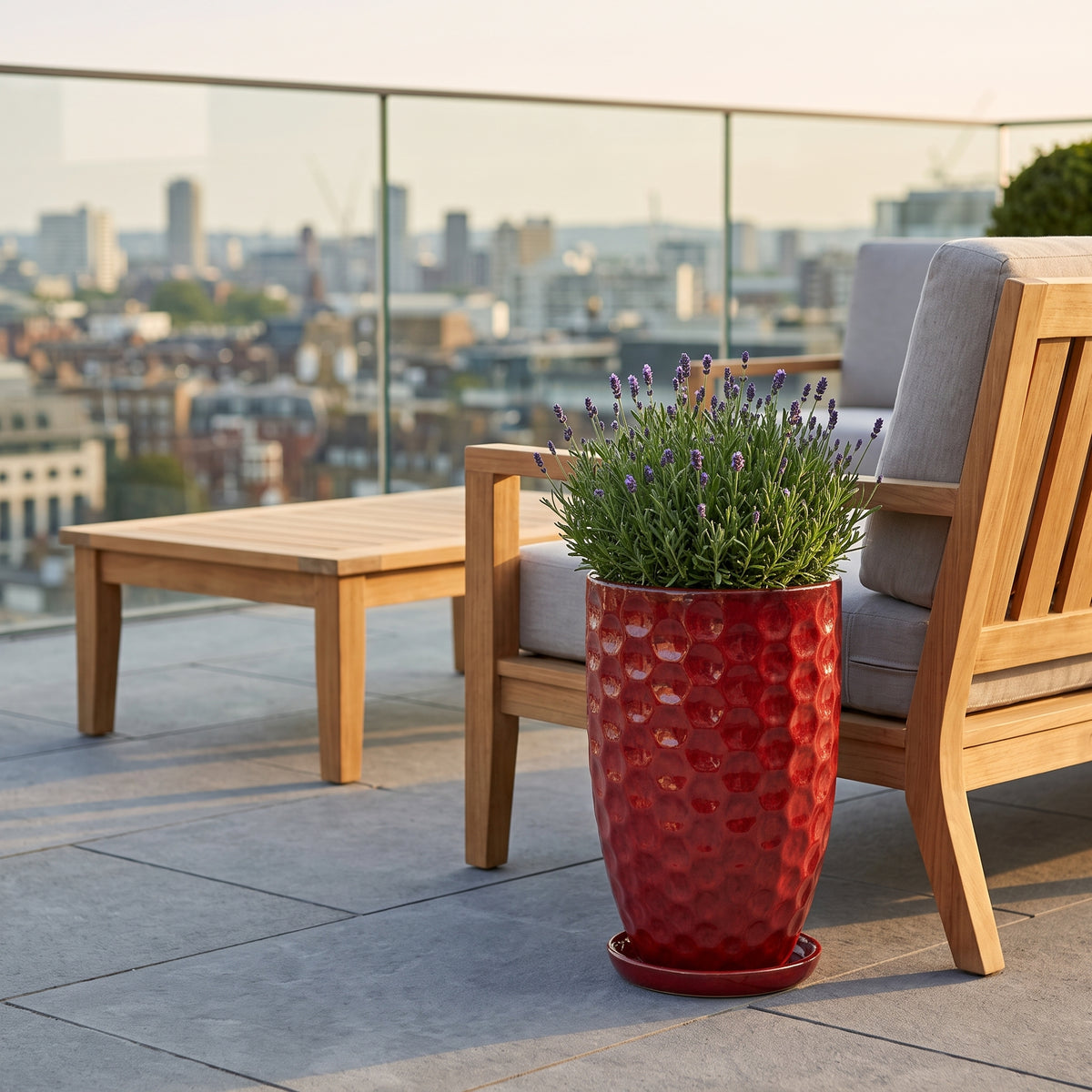 Amfoorvormige plantenbak Merovee 30x45 cm Tropisch rood van geglazuurd keramiek, lavendel op terras met fauteuil