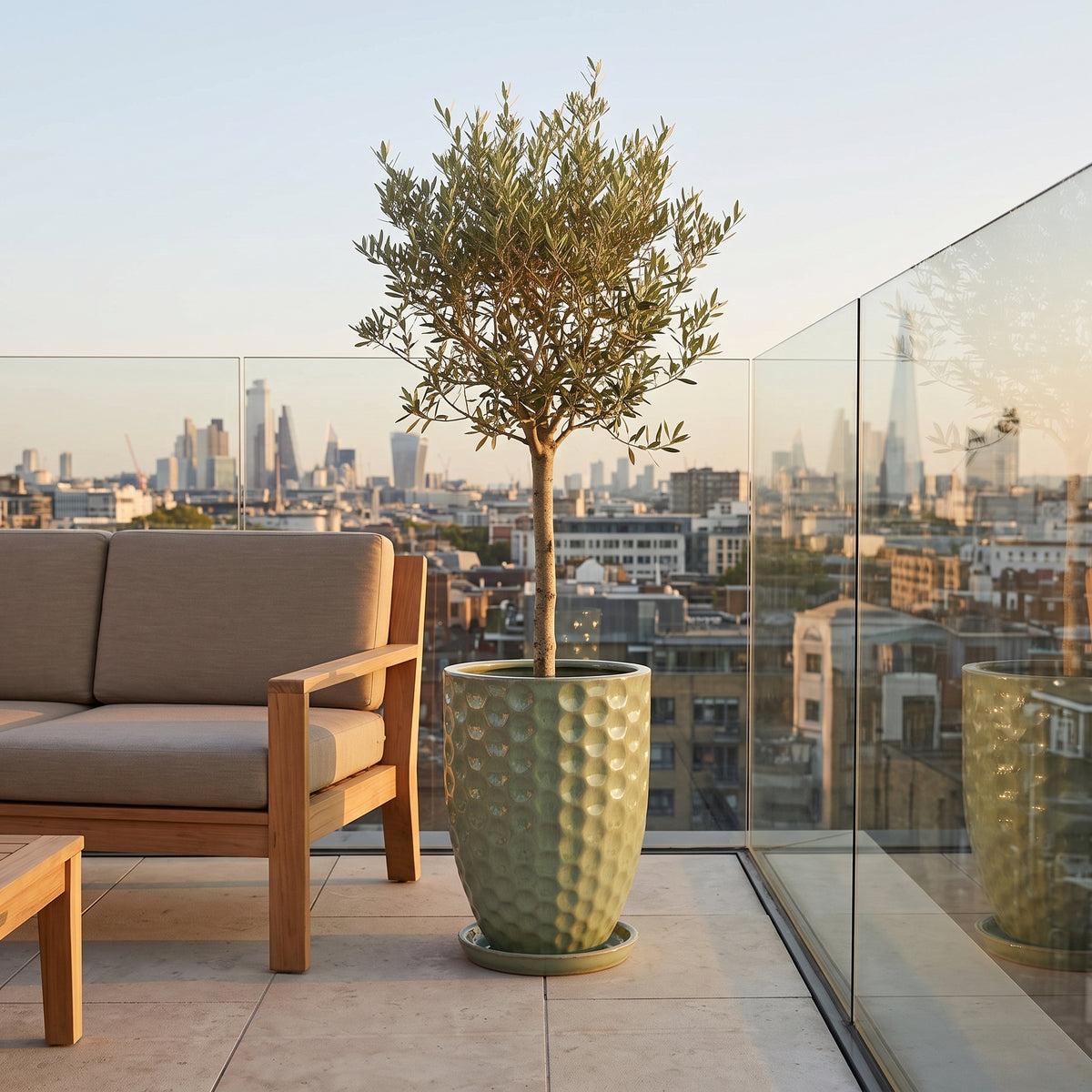 Vaso Merovee 42x55 cm Perla di giada in ceramica smaltata, con ulivo su balcone urbano