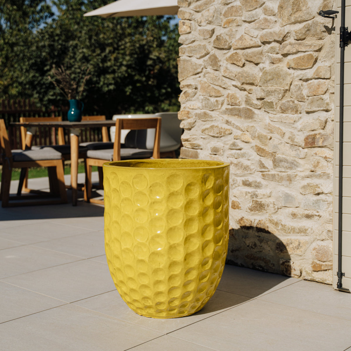 Gele Merovee-plantenbak in amfoorvorm 55x65 cm van geglazuurd keramiek, leeg op een terras