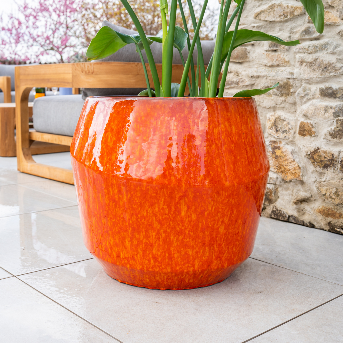 Pot Monaco décoratif 51x44 cm feu, détail du pot avec feuillage vert