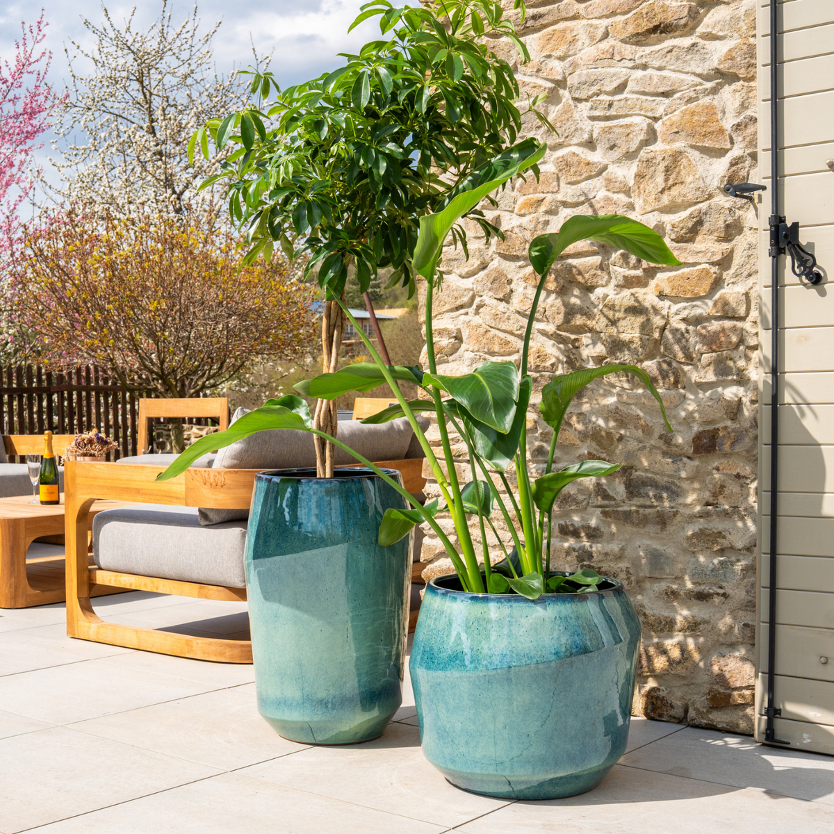Pot Monaco décoratif 51x44 cm jade, avec un second pot sur terrasse
