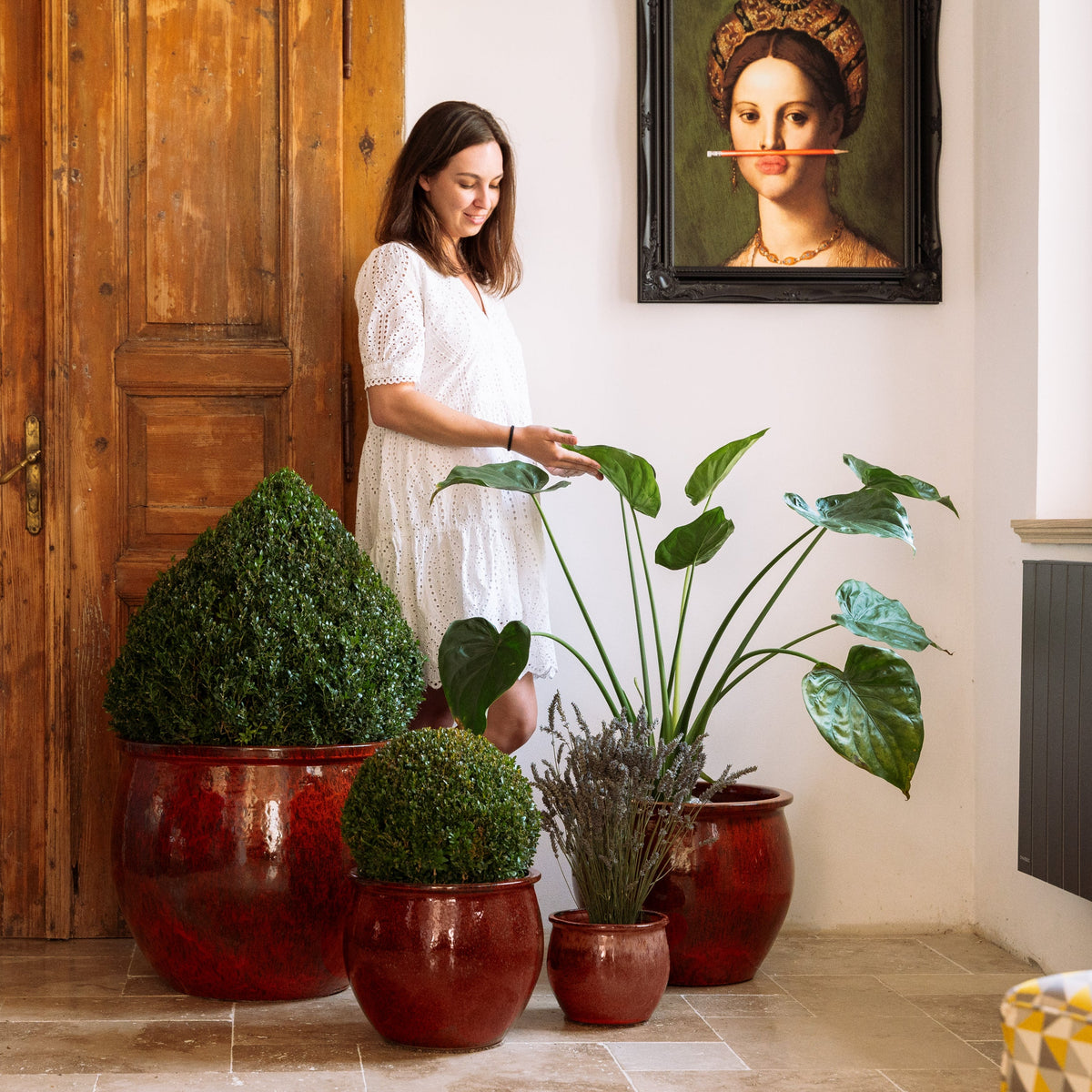 Macetero redondo Newton, Óxido de otoño, de cerámica esmaltada, con mujer y plantas de interior