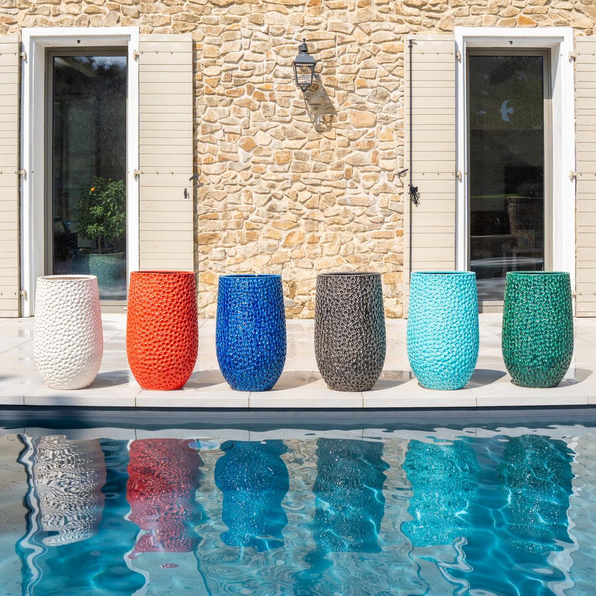 Pot Paris décoratif 39x63 cm noir en terre cuite émaillée, parmi cinq pots au bord de piscine