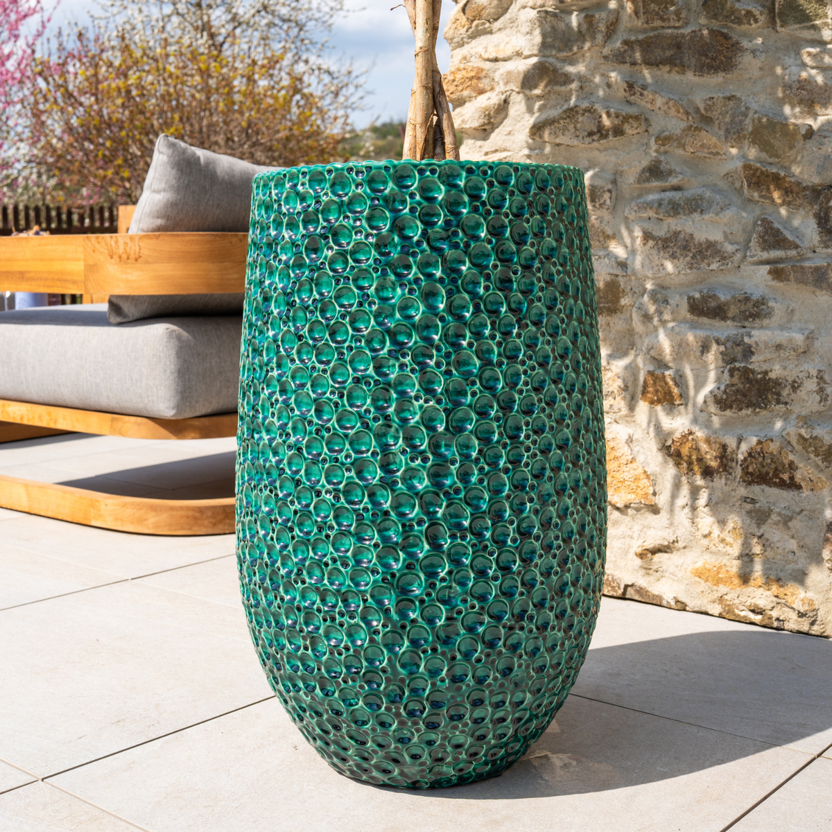 Pot Paris décoratif 39x63 cm vert forêt en terre cuite émaillée, vue rapprochée sur terrasse