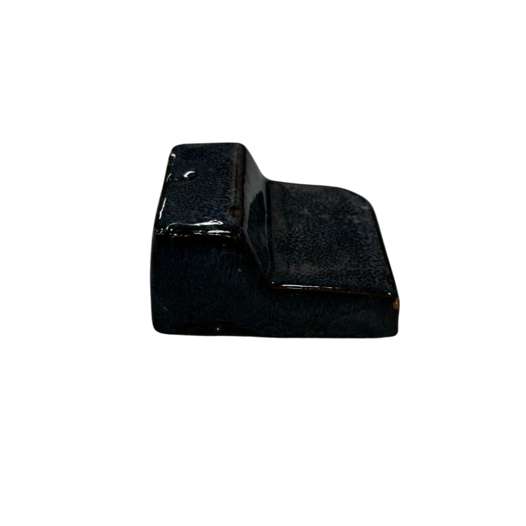 Soucoupe 4 cm saphir, vue de profil sur fond blanc