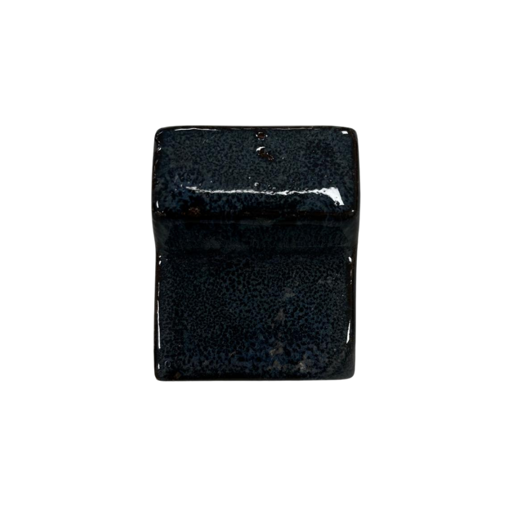 Soucoupe 4 cm saphir, vue de face sur fond blanc