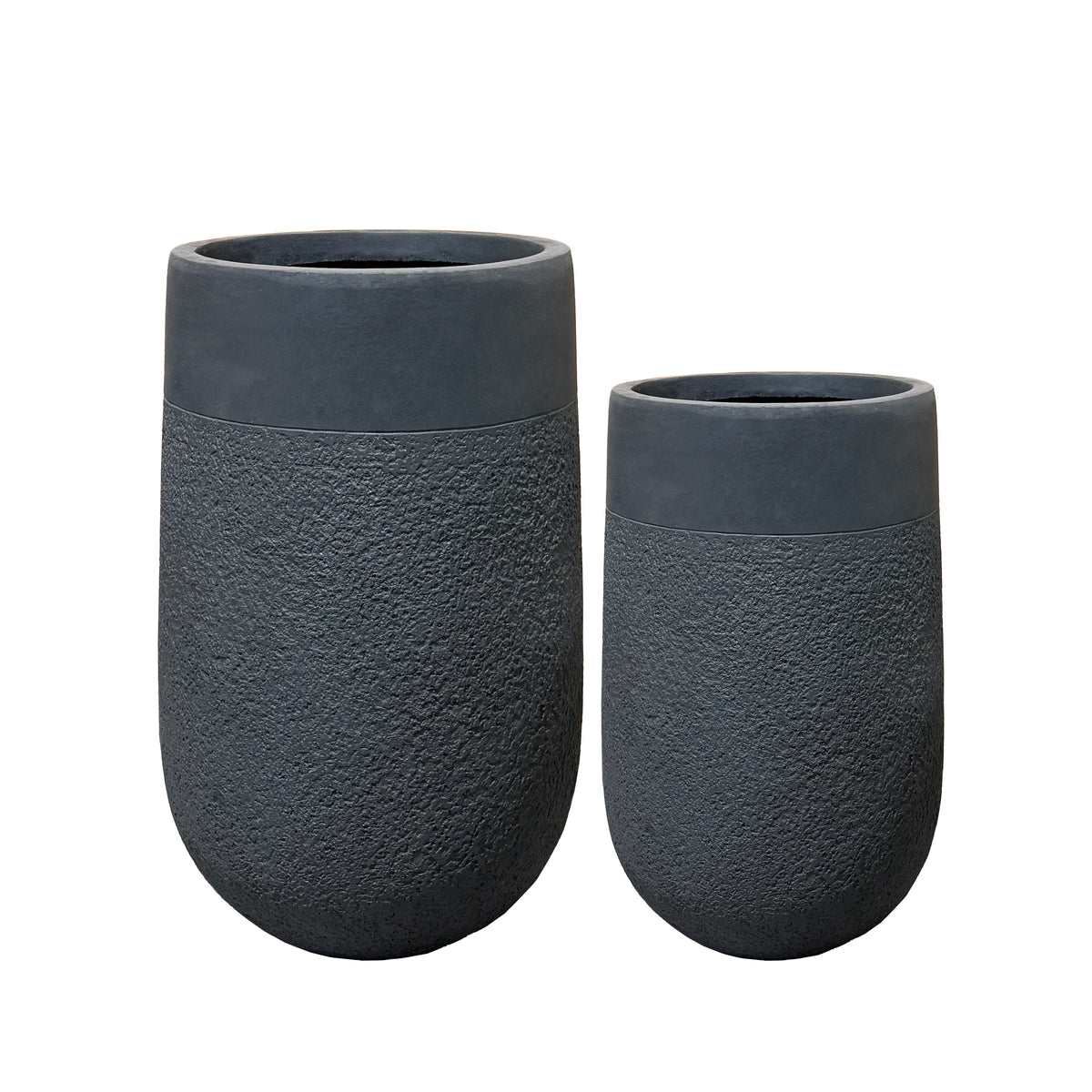 Cache-pot pré percé Opus gris foncé en béton fibré, deux cache-pots sur fond blanc