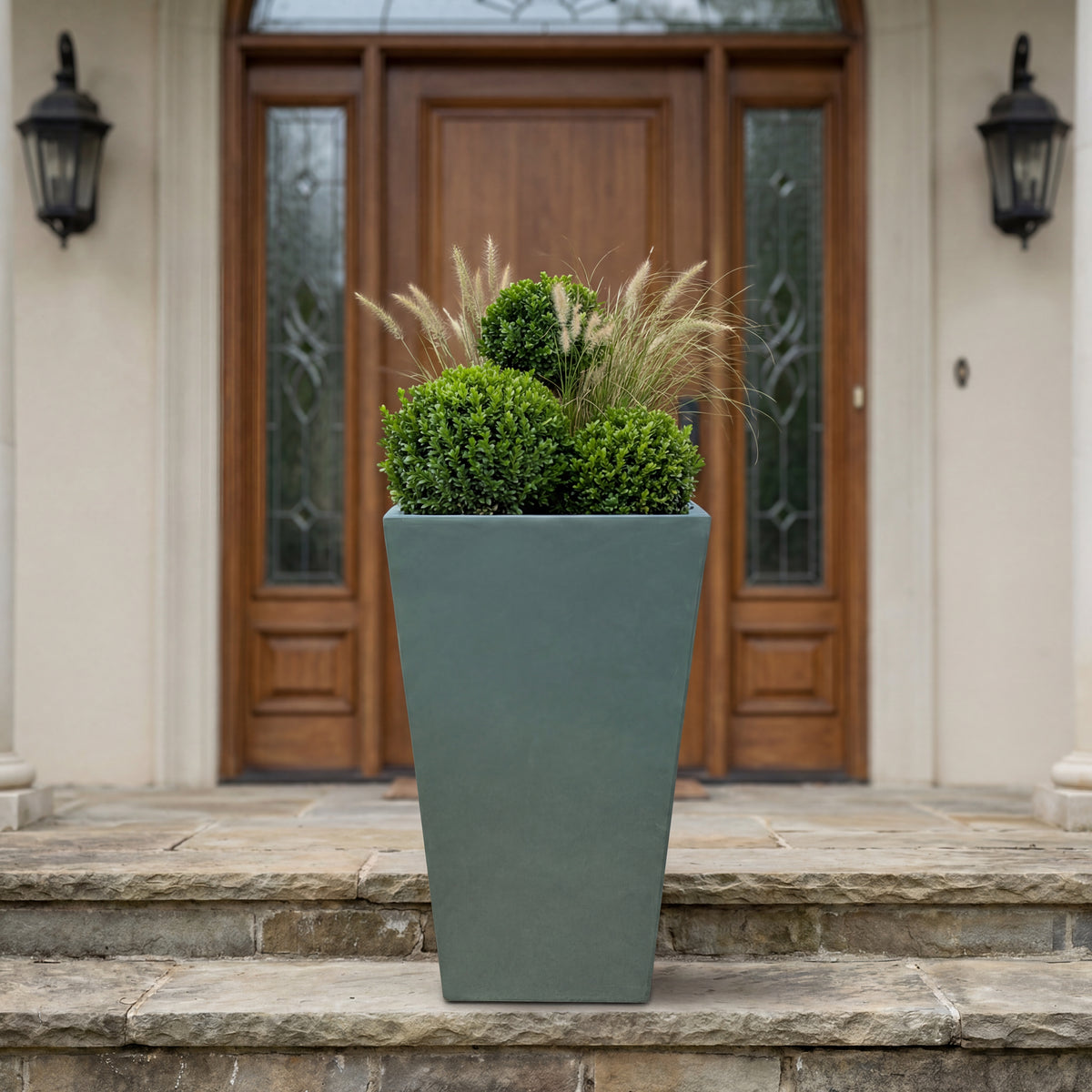 Portavaso preforato Aeris rettangolare Verde scuro in calcestruzzo fibrorinforzato, arbusti e graminacee davanti alla porta