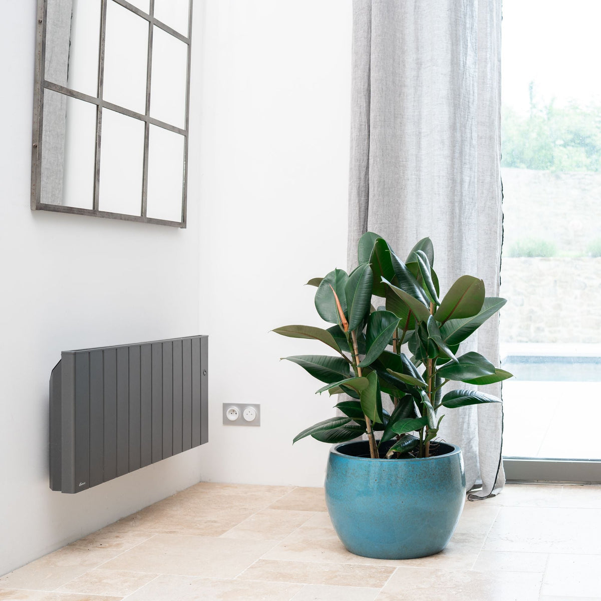 Pot ROMULUS rond 42x30 cm bleu acier en terre cuite émaillée, ficus en intérieur