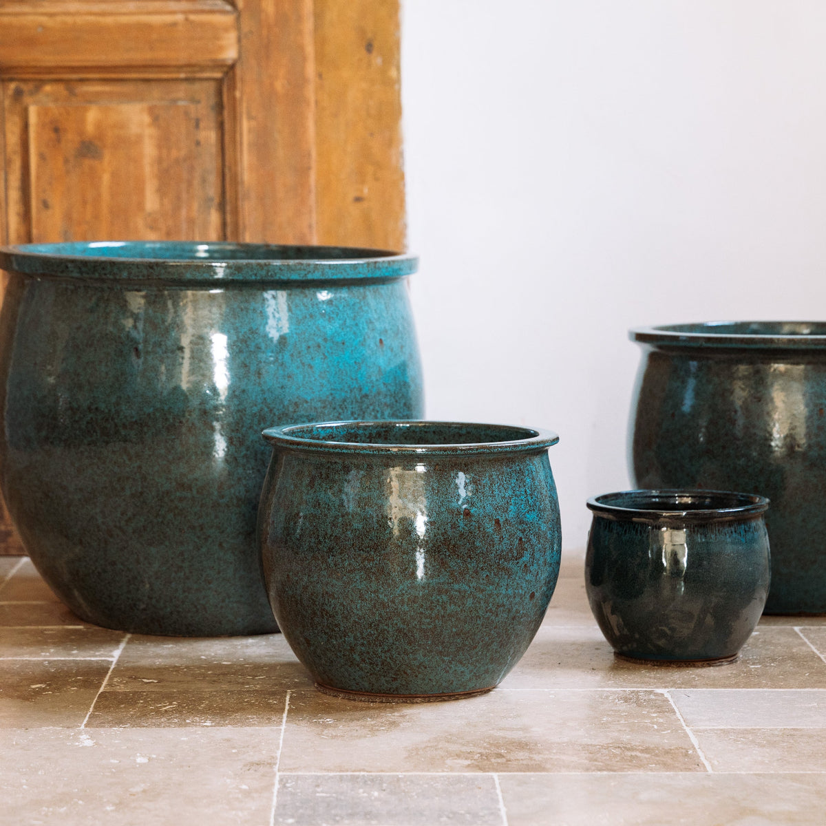 Pot Newton rond bleu acier en terre cuite émaillée, vue de face avec trois pots