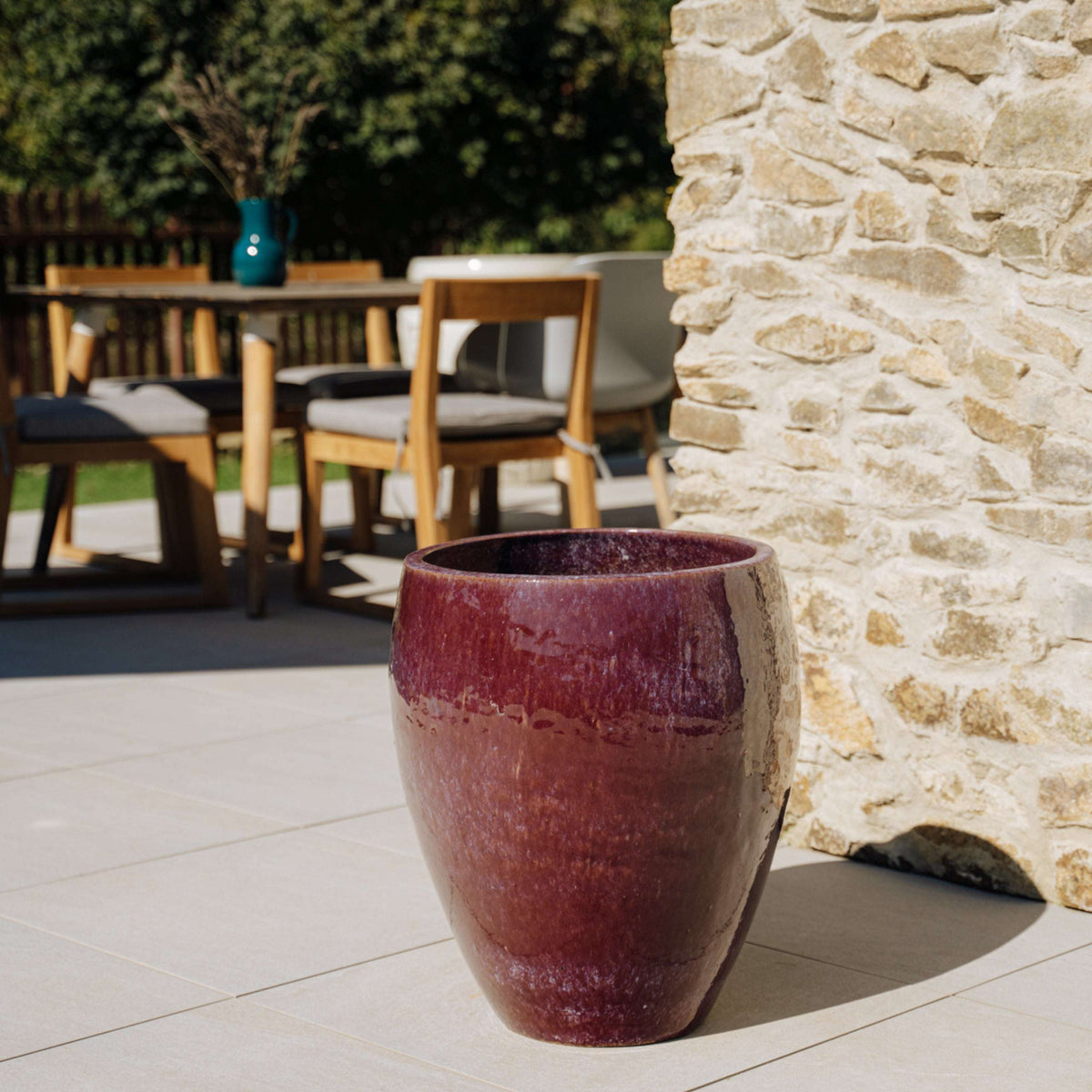 Pot Poseidon2 rond 46x55 cm violet clair en terre cuite émaillée, vide sur une terrasse