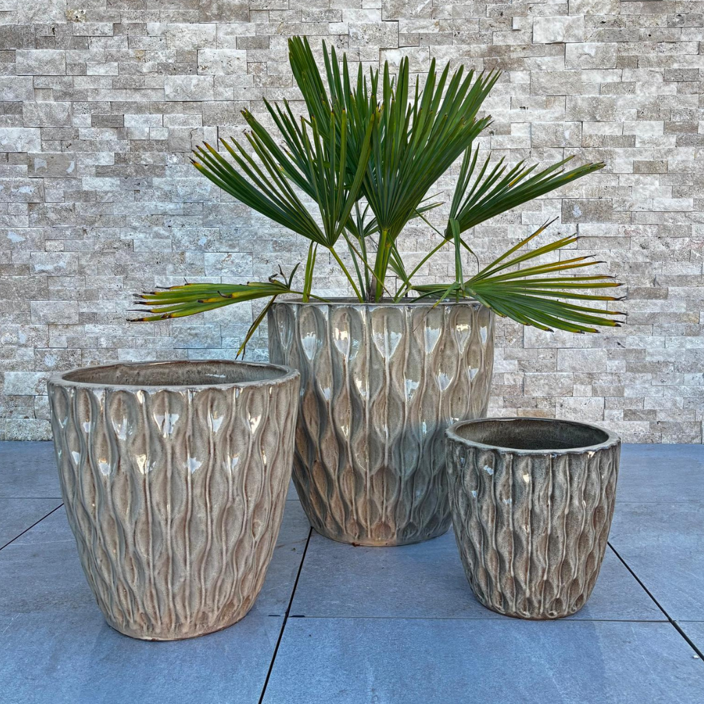 Pot Monet décoratif bronze sablé en terre cuite émaillée, parmi trois pots sur terrasse