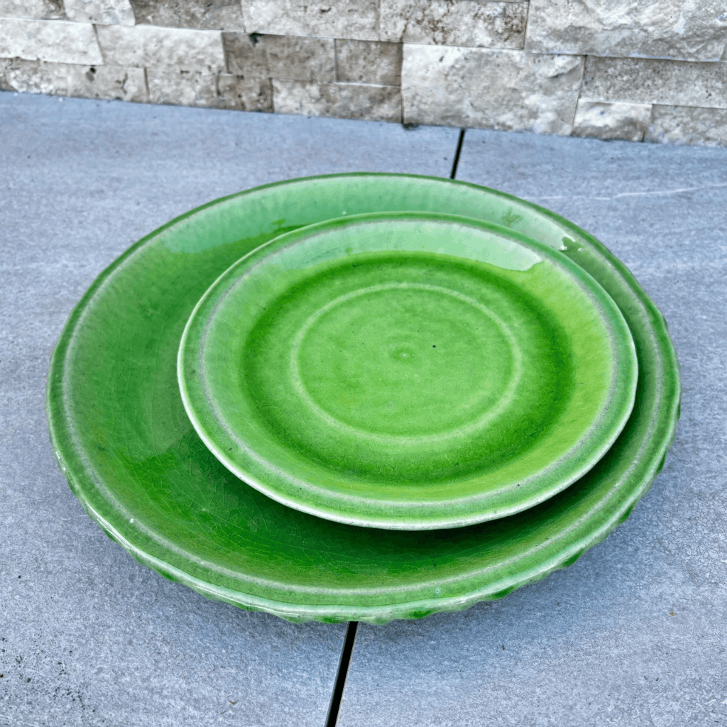 Soucoupe 25cm vert pomme faite à la main en terre cuite émaillée Provencelia
