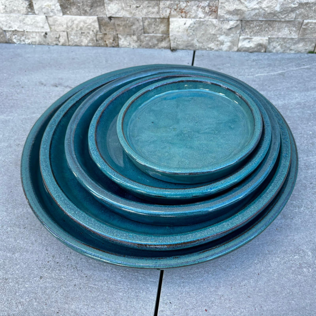 Soucoupe 28cm bleu pétrole faite à la main en terre cuite émaillée Provencelia