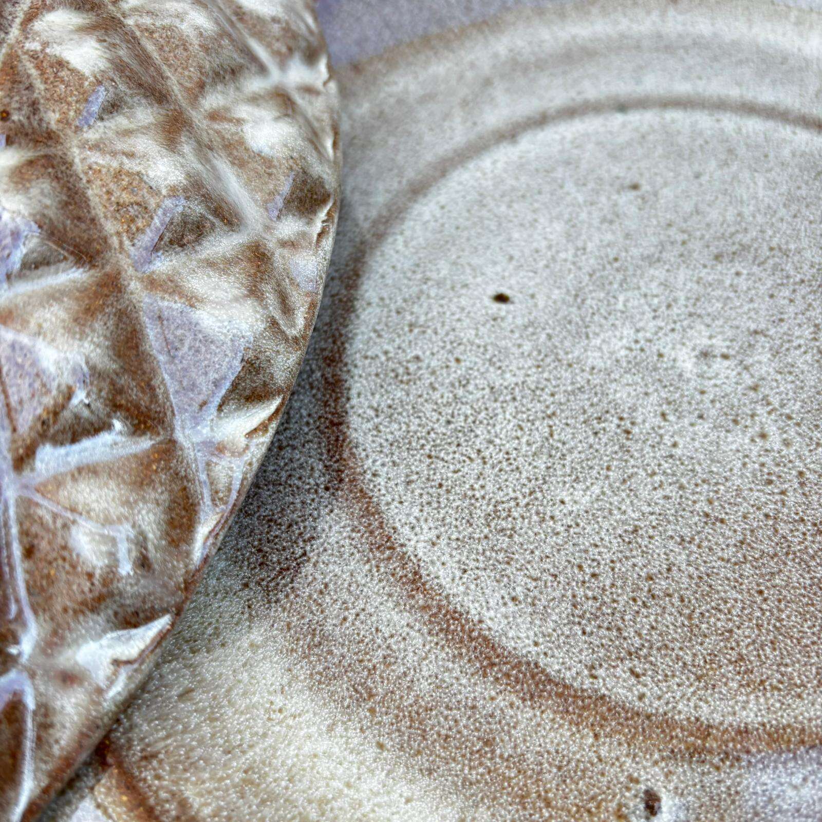 Soucoupe 28cm bronze sablé faite à la main en terre cuite émaillée Provencelia