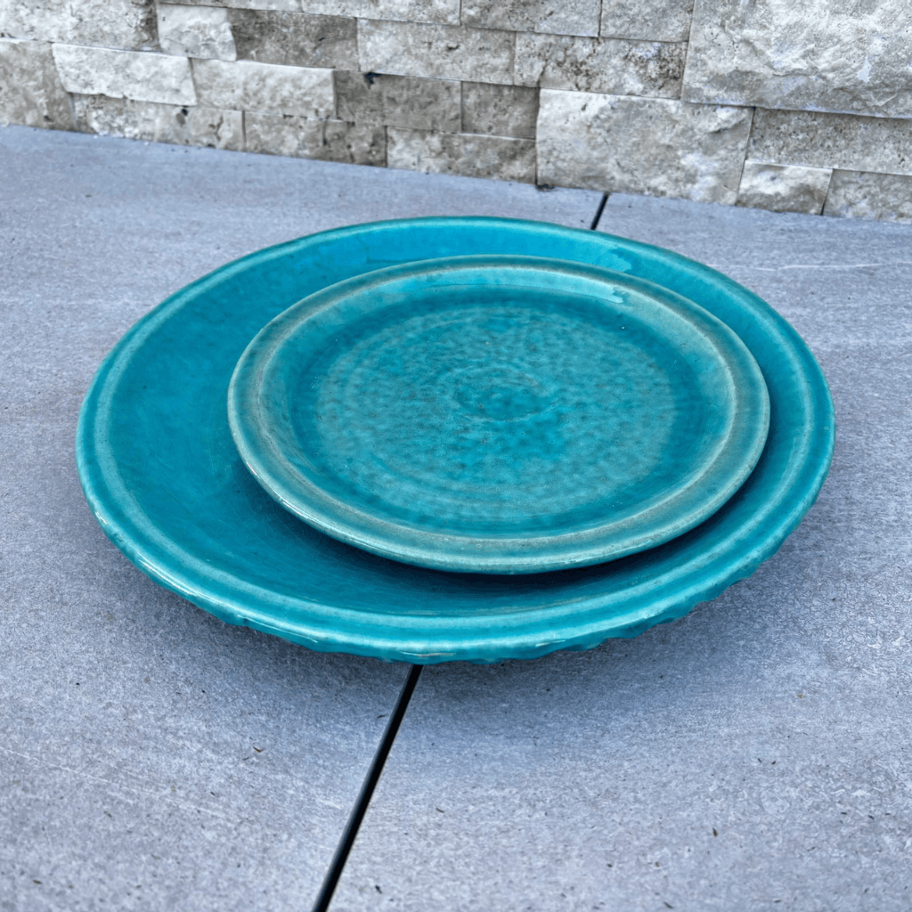 Soucoupe 28cm turquoise faite à la main en terre cuite émaillée Provencelia