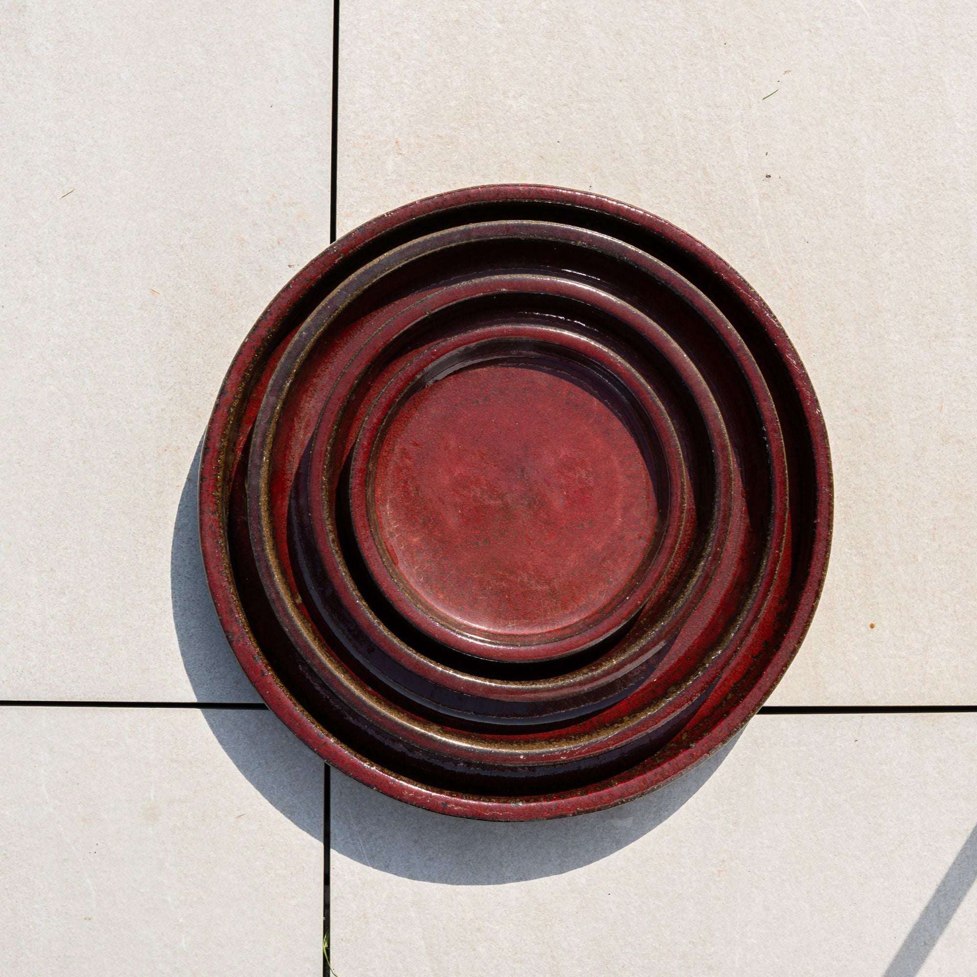 Soucoupe 34cm rouge brique faite à la main en terre cuite émaillée Provencelia