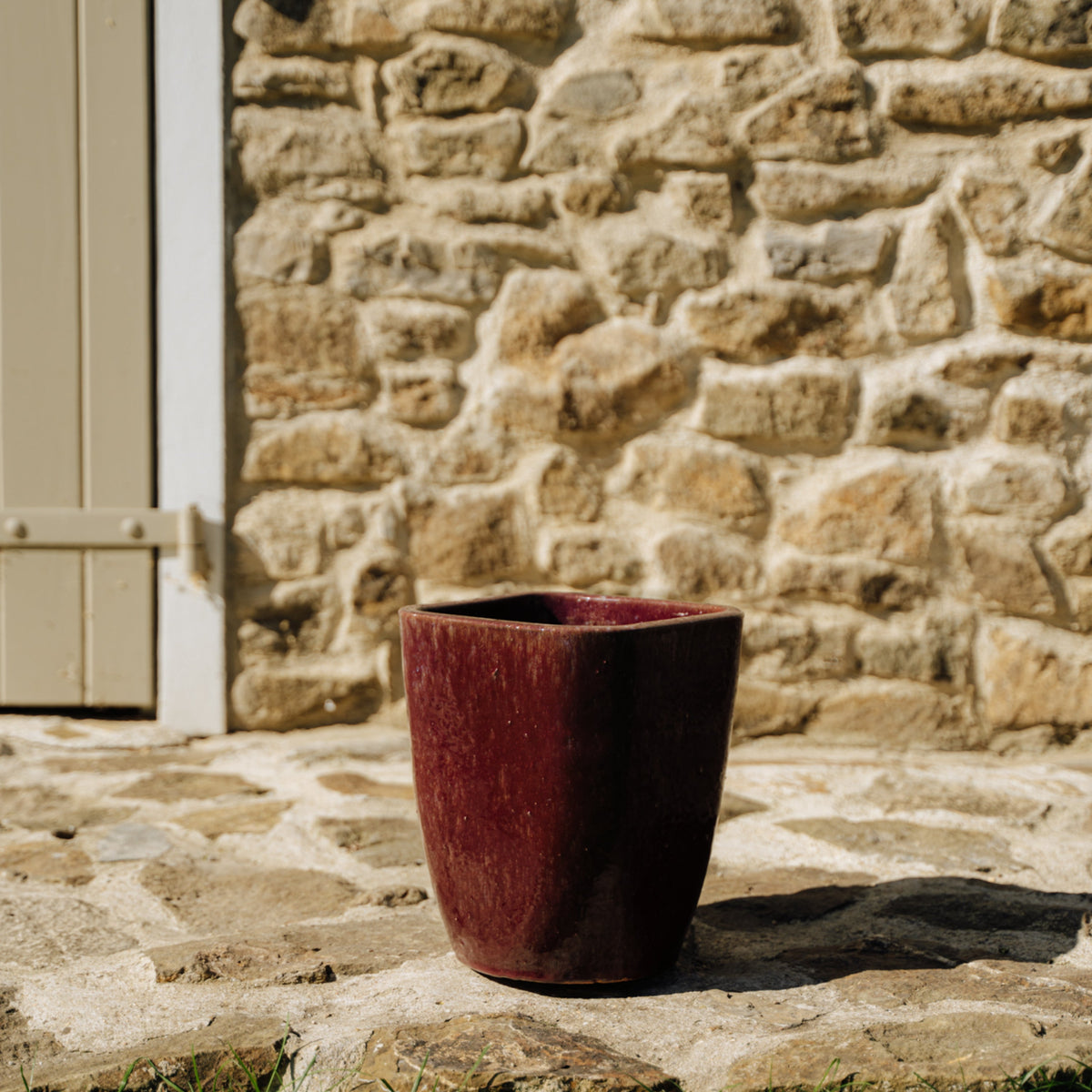 Macetero Vauban rectangular 18x21 cm violeta claro de cerámica esmaltada, colocado sobre una terraza de piedra