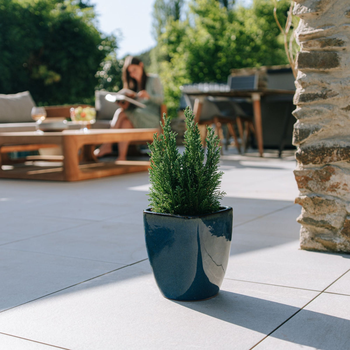 Pot Vauban rectangle 18x21 cm bleu outremer en terre cuite émaillée, avec un conifère sur la terrasse