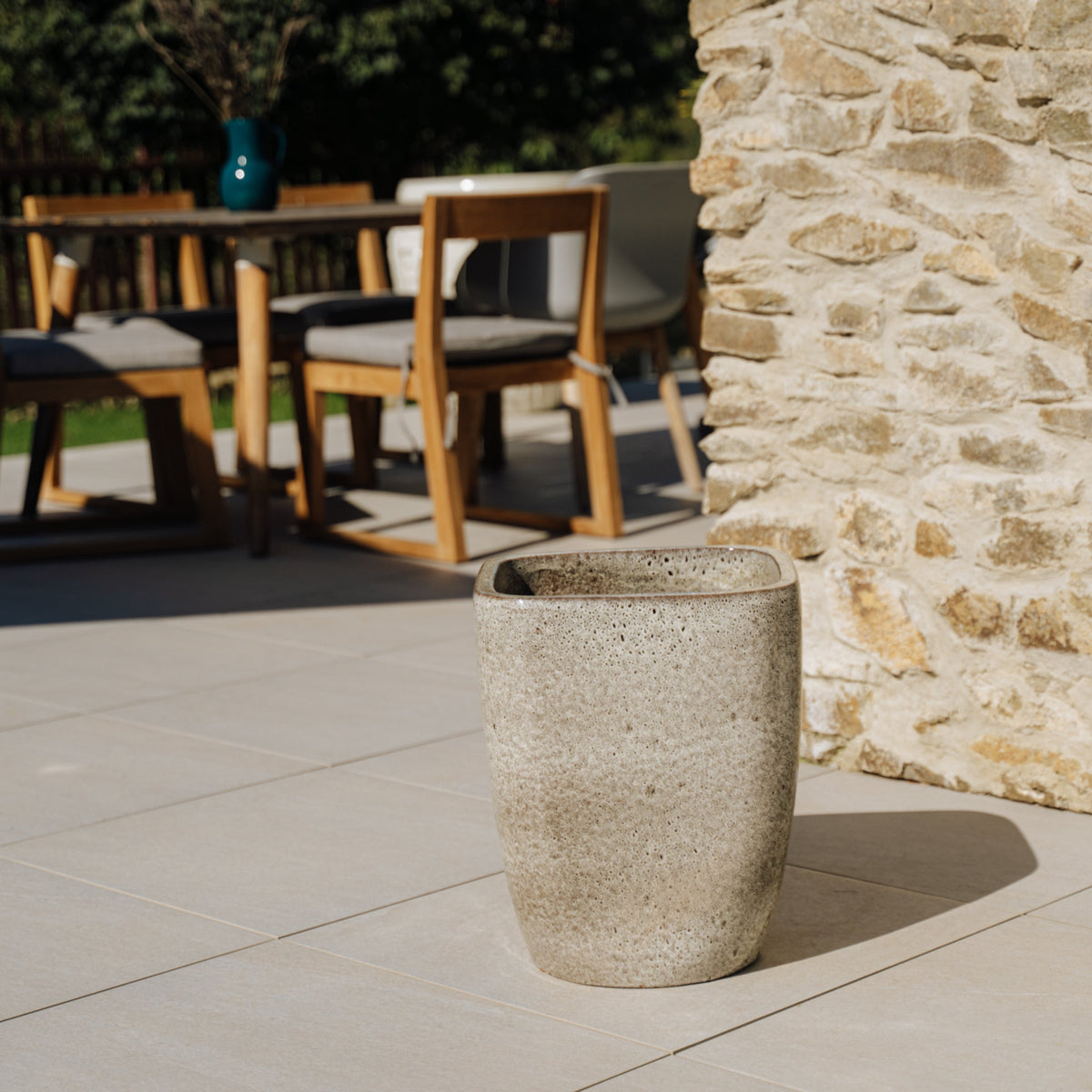 Pot Vauban rectangle 24x30 cm blanc tigré en terre cuite émaillée, posé sur une terrasse ensoleillée