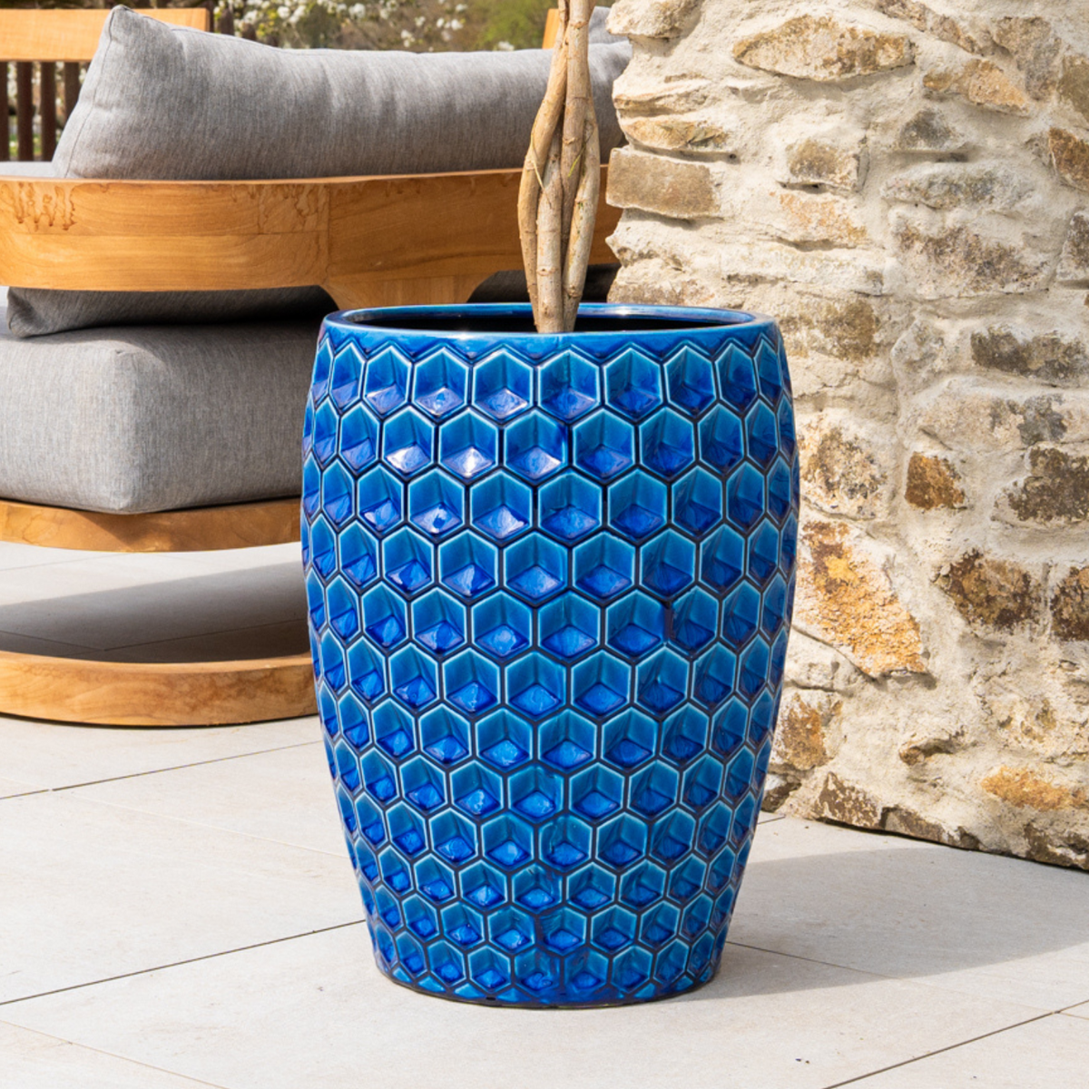 Pot Versailles décoratif 38x54 cm bleu en terre cuite émaillée, en gros plan sur terrasse