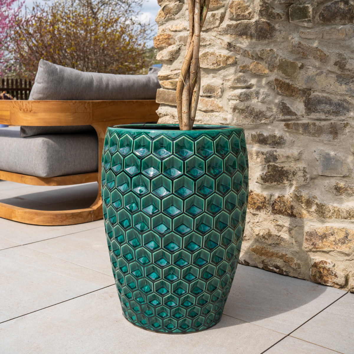 Pot Versailles décoratif 38x54 cm vert forêt en terre cuite émaillée, vue rapprochée avec tronc